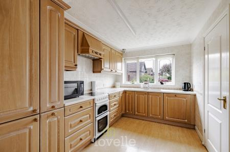 3 bedroom Bungalow for sale in Viscount Way, Humberston, DN36