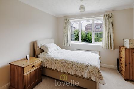 3 bedroom Bungalow for sale in Viscount Way, Humberston, DN36