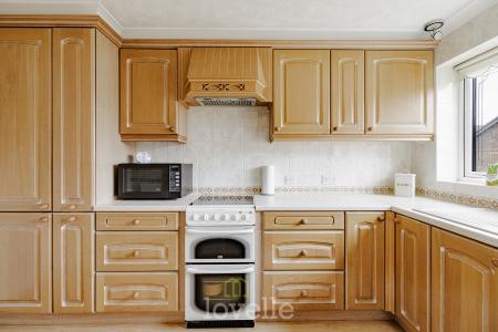 3 bedroom Bungalow for sale in Viscount Way, Humberston, DN36