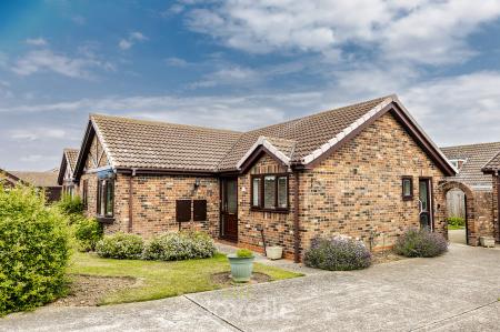 3 bedroom Bungalow for sale in Viscount Way, Humberston, DN36