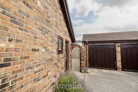 3 bedroom Bungalow for sale in Viscount Way, Humberston, DN36