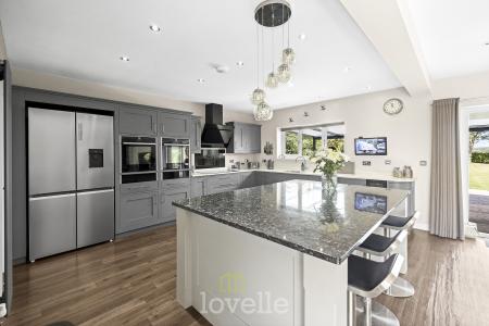 4 bedroom Bungalow for sale in Humberston Avenue, Humberston, DN36