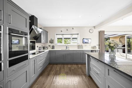 4 bedroom Bungalow for sale in Humberston Avenue, Humberston, DN36