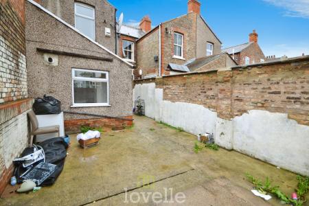 2 bedroom Terraced House for sale in Oxford Street, Cleethorpes, DN35