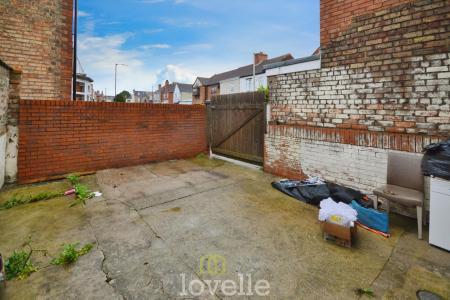 2 bedroom Terraced House for sale in Oxford Street, Cleethorpes, DN35