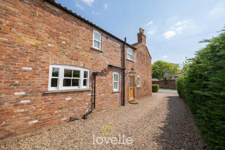 4 bedroom Detached house for sale in Main Street, Fulstow, LN11