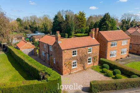 4 bedroom Detached house for sale in Main Street, Fulstow, LN11