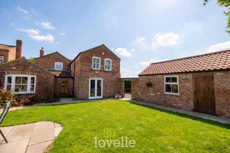 4 bedroom Detached house for sale in Main Street, Fulstow, LN11