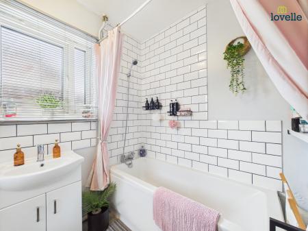3 bedroom Semi-detached house for sale in Swift Gardens, Lincoln, LN2