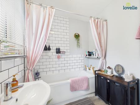 3 bedroom Semi-detached house for sale in Swift Gardens, Lincoln, LN2