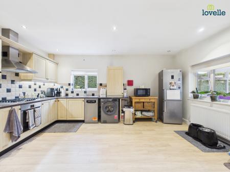 4 bedroom Bungalow for sale in Mill Lane, Saxilby, LN1