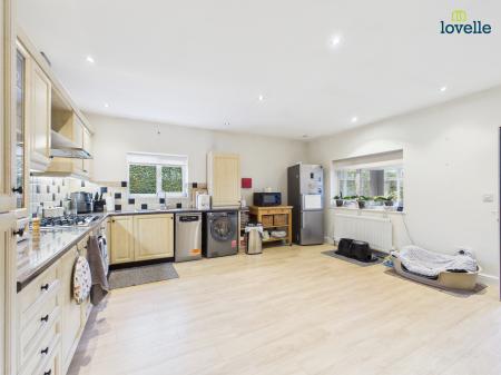 4 bedroom Bungalow for sale in Mill Lane, Saxilby, LN1