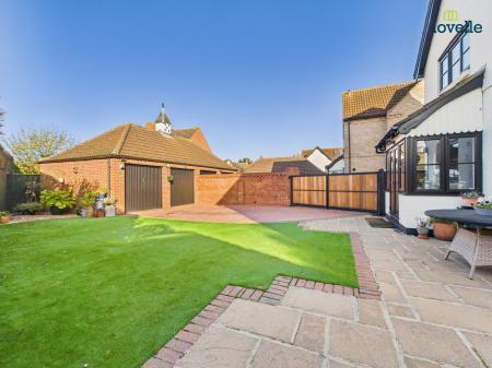 4 bedroom Detached house for sale in Woods End, Dunholme, LN2