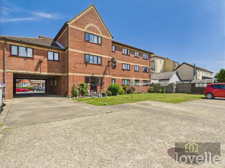2 bedroom Flat for sale in Victoria Road, Mablethorpe, LN12