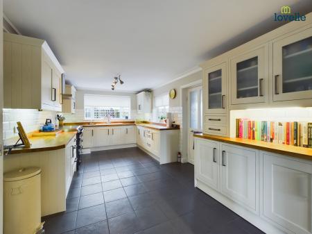 5 bedroom Detached house for sale in Caistor Road, North Kelsey Moor, LN7