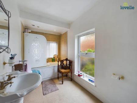 4 bedroom Detached house for sale in Caistor Road, Market Rasen, LN8