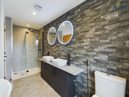 5 bedroom Detached house to let in Thornton Road, North Owersby, LN8