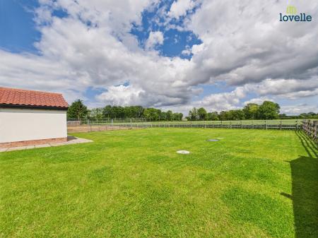 5 bedroom Detached house to let in Thornton Road, North Owersby, LN8