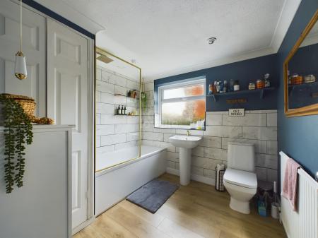 4 bedroom Semi-detached house for sale in Lincoln Lane, Thorpe on the Hill, LN6
