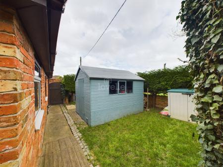 4 bedroom Semi-detached house for sale in Lincoln Lane, Thorpe on the Hill, LN6