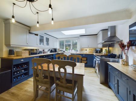 4 bedroom Semi-detached house for sale in Lincoln Lane, Thorpe on the Hill, LN6