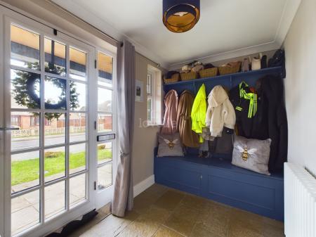 4 bedroom Semi-detached house for sale in Lincoln Lane, Thorpe on the Hill, LN6