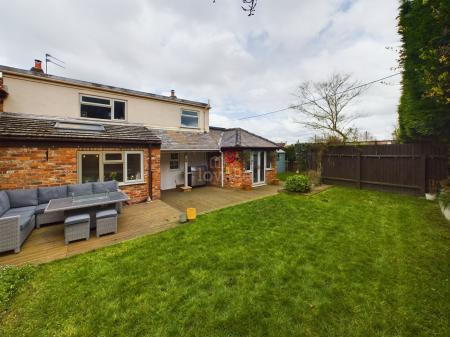 4 bedroom Semi-detached house for sale in Lincoln Lane, Thorpe on the Hill, LN6