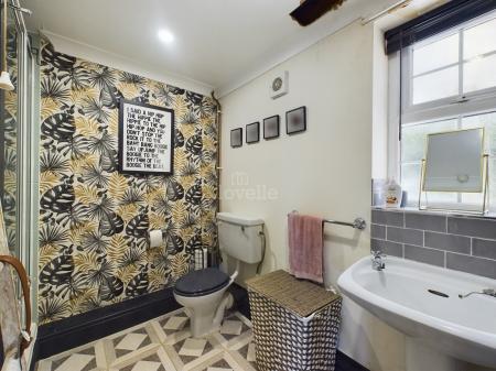 4 bedroom Semi-detached house for sale in Lincoln Lane, Thorpe on the Hill, LN6