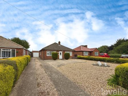2 bedroom Detached bungalow for sale in Lincoln Road, Eagle, LN6