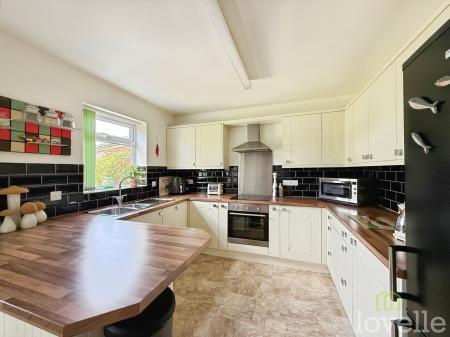 3 bedroom Semi-detached house for sale in Newark Road, North Hykeham, LN6