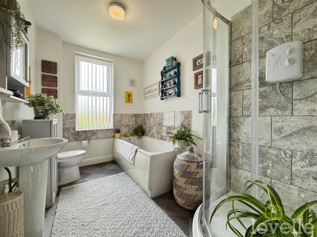 3 bedroom Semi-detached house for sale in Newark Road, North Hykeham, LN6