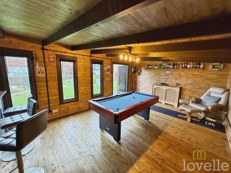 4 bedroom Semi-detached house for sale in Dore Avenue, North Hykeham, LN6