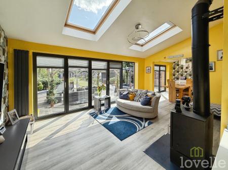 4 bedroom Semi-detached house for sale in Dore Avenue, North Hykeham, LN6