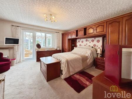 4 bedroom Bungalow for sale in Pendine Crescent, North Hykeham, LN6