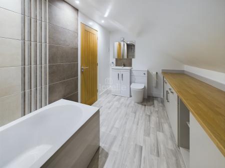 3 bedroom Detached house to let in Mill Lane, North Hykeham, LN6