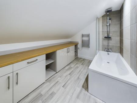 3 bedroom Detached house to let in Mill Lane, North Hykeham, LN6