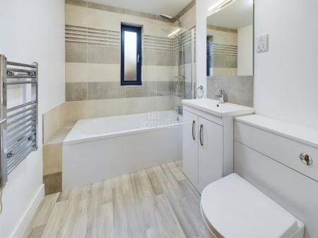 3 bedroom Detached house to let in Mill Lane, North Hykeham, LN6