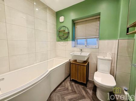 2 bedroom Semi-detached house for sale in Top Farm Avenue, Navenby, LN5