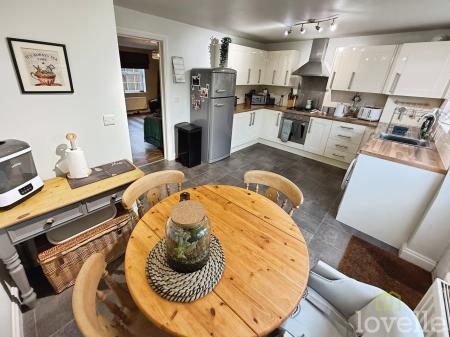 3 bedroom Semi-detached house for sale in Post Mill Close, North Hykeham, LN6