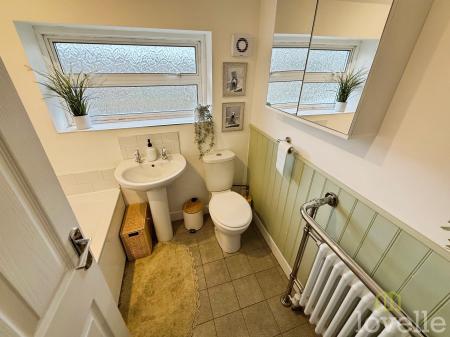 2 bedroom Semi-detached house for sale in Rowan Road, North Hykeham, LN6