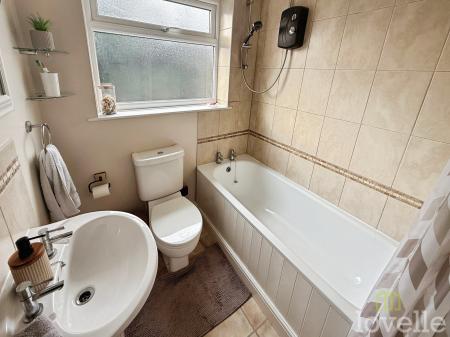 2 bedroom Semi-detached house to let in Harlaxton Close, Lincoln, LN6