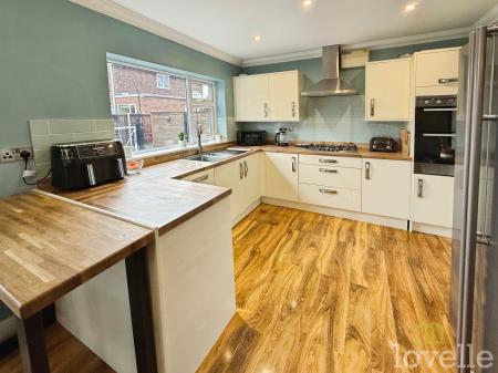 4 bedroom Detached house for sale in Newark Road, North Hykeham, LN6