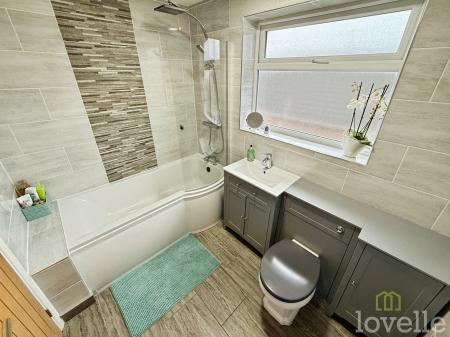 4 bedroom Detached house for sale in Newark Road, North Hykeham, LN6