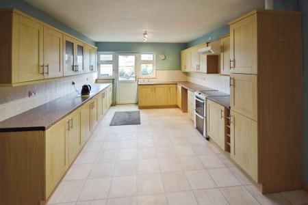 5 bedroom Detached bungalow for sale in Hoylake Drive, Skegness, PE25