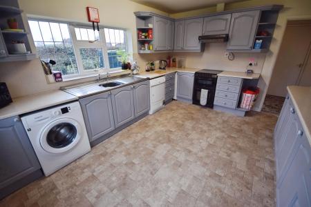 4 bedroom Bungalow for sale in Wainfleet Road, Irby In The Marsh, PE24