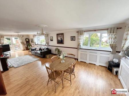 Lounge/Dining Room