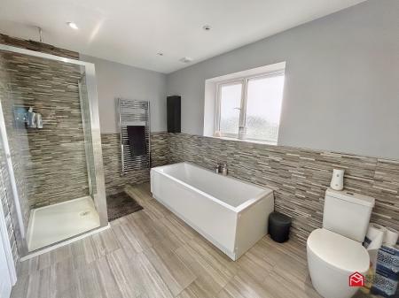 Ensuite Bath And Shower Room