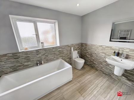 Ensuite Bath And Shower Room