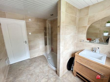 Double Shower Room