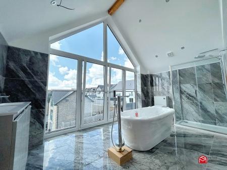 Ensuite Bath And Shower Room